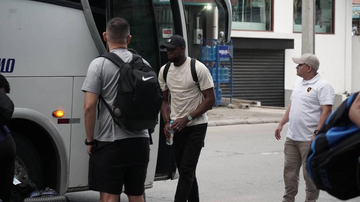 Yustin Arboleda, colombiano naturalizado hondureño, fue de los primeros en bajar de la unidad de transporte.