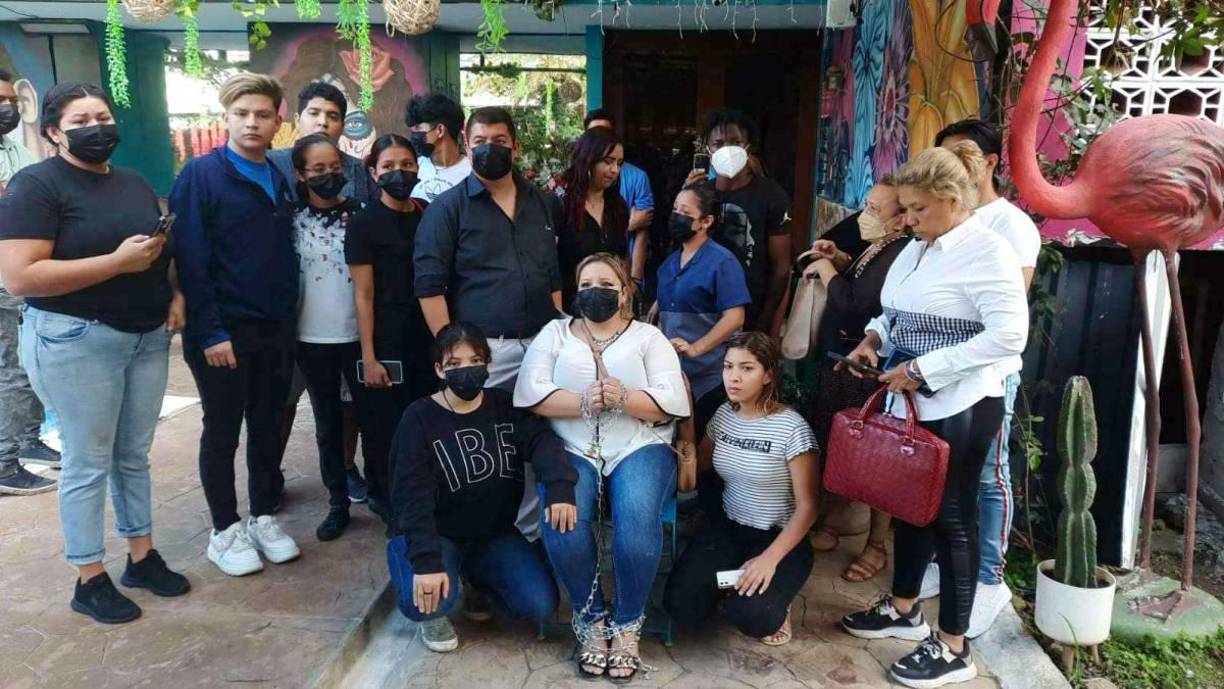 Interpusieron la denuncia ante las autoridades municipales, quienes llegaban al lugar, le advertían y lo hacían mientras las patrullas de la Policía Municipal permanecían en el lugar.