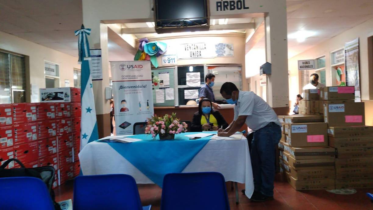 Este paquete incluye; una computadora portátil, una impresora multifuncional, un reproductor de multimedia (datashow).