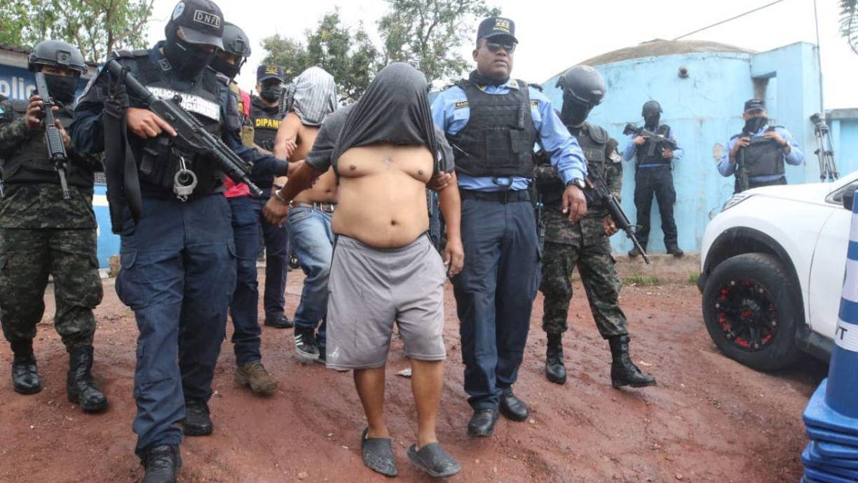 En el lugar se arrestó a tres hombres, presuntos miembros de la Pandilla 18, estructura que domina gran parte de esta colonia. Un cuarto, tras ser herido, está bajo custodia.