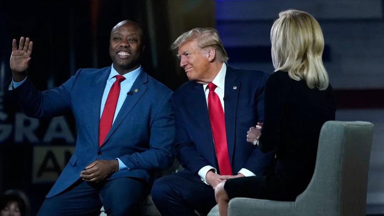 El senador Tim Scott, de 58 años, ex rival de Trump en las primarias republicanas también suena en la lista de posibles candidatos a la vicepresidencia.