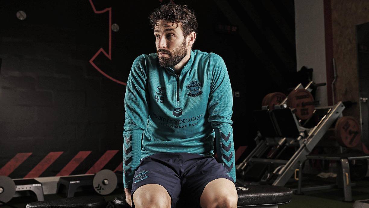 El lateral izquierdo inglés Sam McQueen anunció su retiro del fútbol tras no recuperarse de una rotura del ligamento cruzado de la rodilla derecha sufrida en octubre de 2018.