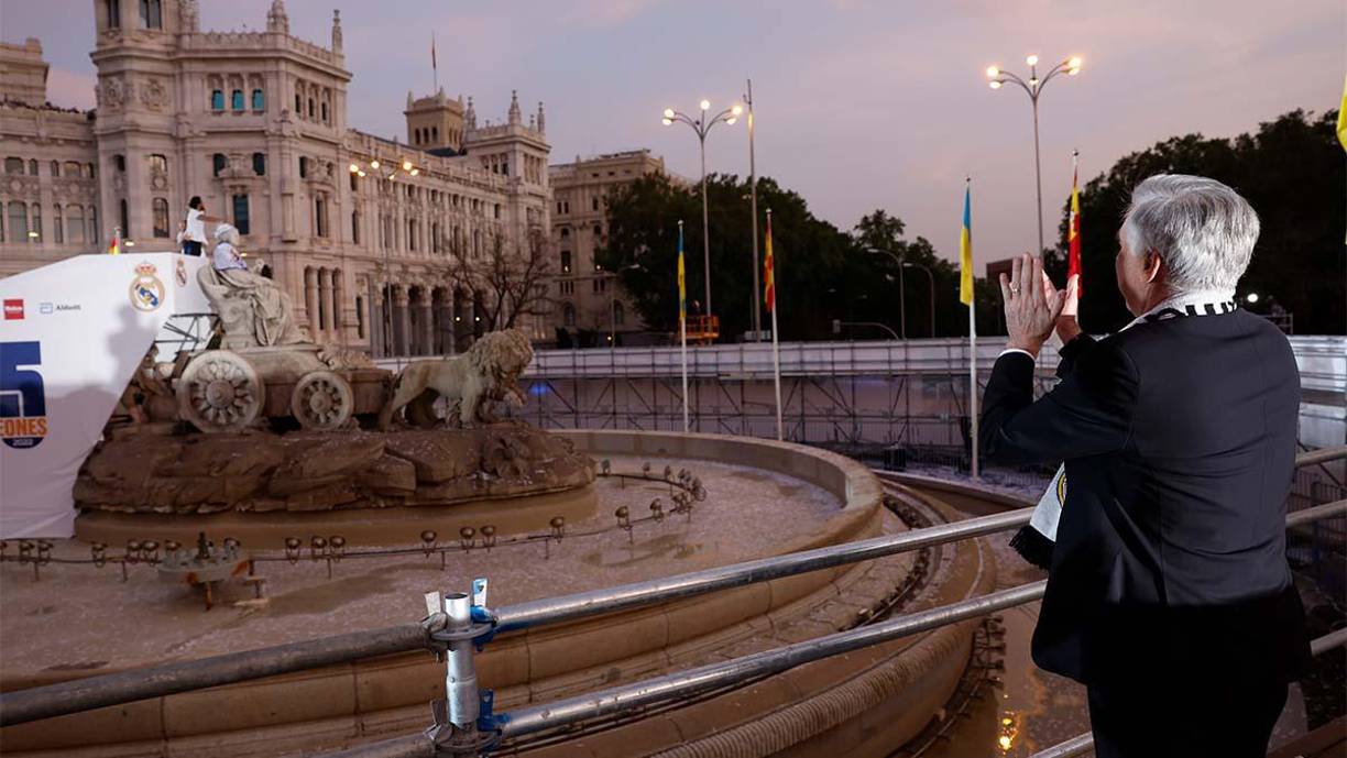 Carlo Ancelotti aplaudiendo a Marcelo, mientras el brasileño colocaba la bandera y bufanda del Real Madrid a la diosa Cibeles.