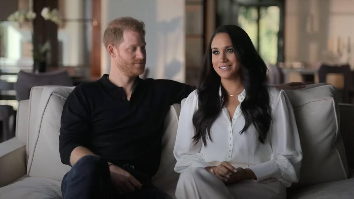 El jueves 8 de diciembre se estrenó la docuserie Harry y Meghan en Netflix, causando controversia alrededor de la Familia Real por las primeras declaraciones de los Duques de Sussex sobre su paso como miembros de la realeza.