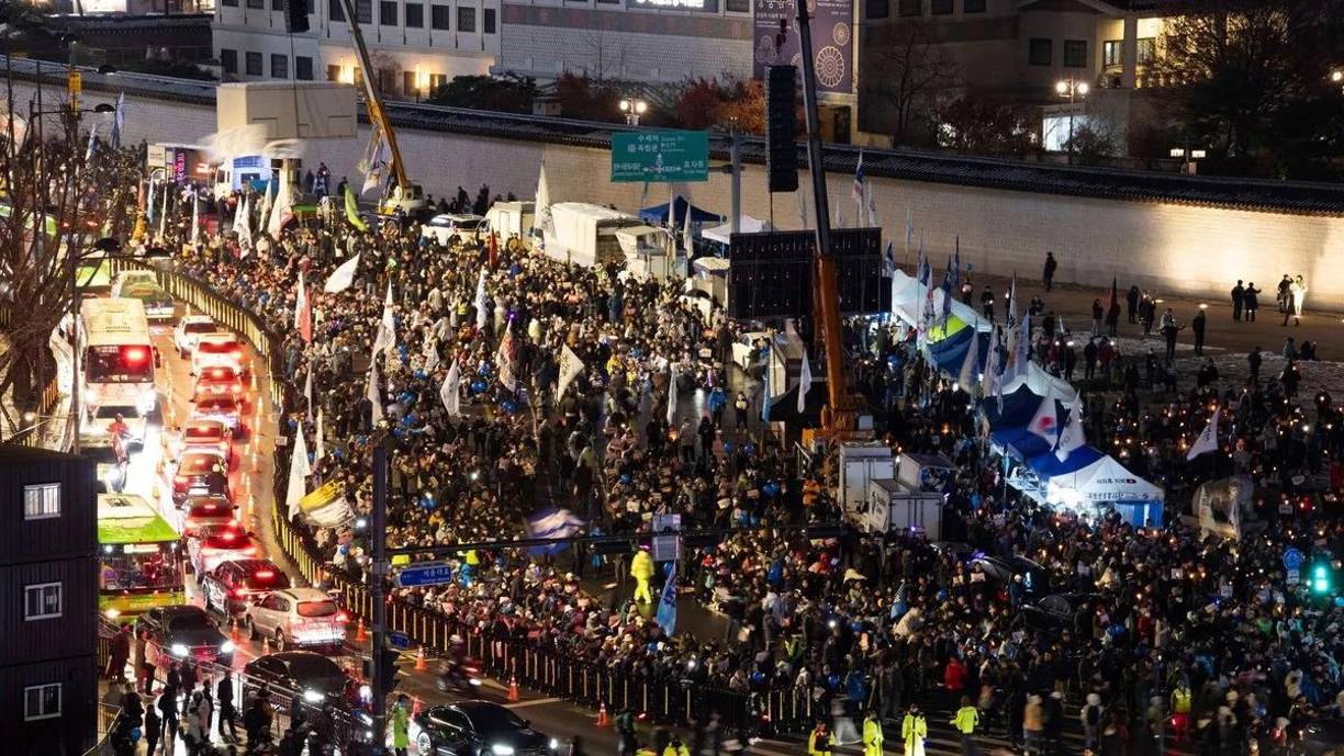 Miles de personas siguen en las calles para protestar contra la sorpresiva medida.