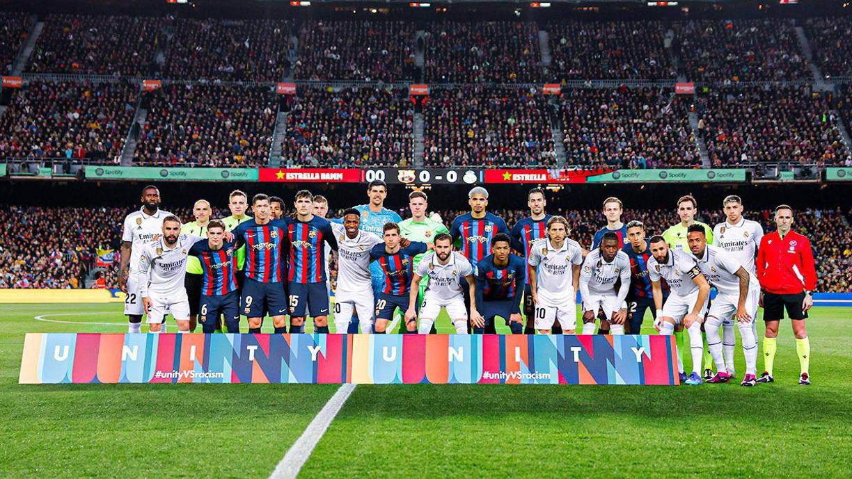Los jugadores del Barcelona y Real Madrid posaron juntos, unidos frente al racismo.