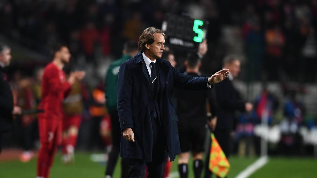 En primer lugar y pese a los rumores, posibles sustitutos y fechas de hipotéticas dimisiones, Roberto Mancini seguirá al frente de la selección italiana.