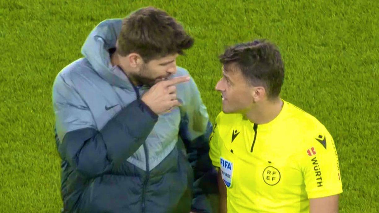 En su último partido, Piqué se dirigió al colegiado Gil Manzano nada más acabar el primer tiempo y, ante la negativa de este a iniciar una discusión, lo persiguió muy airado hasta el túnel de vestuarios.