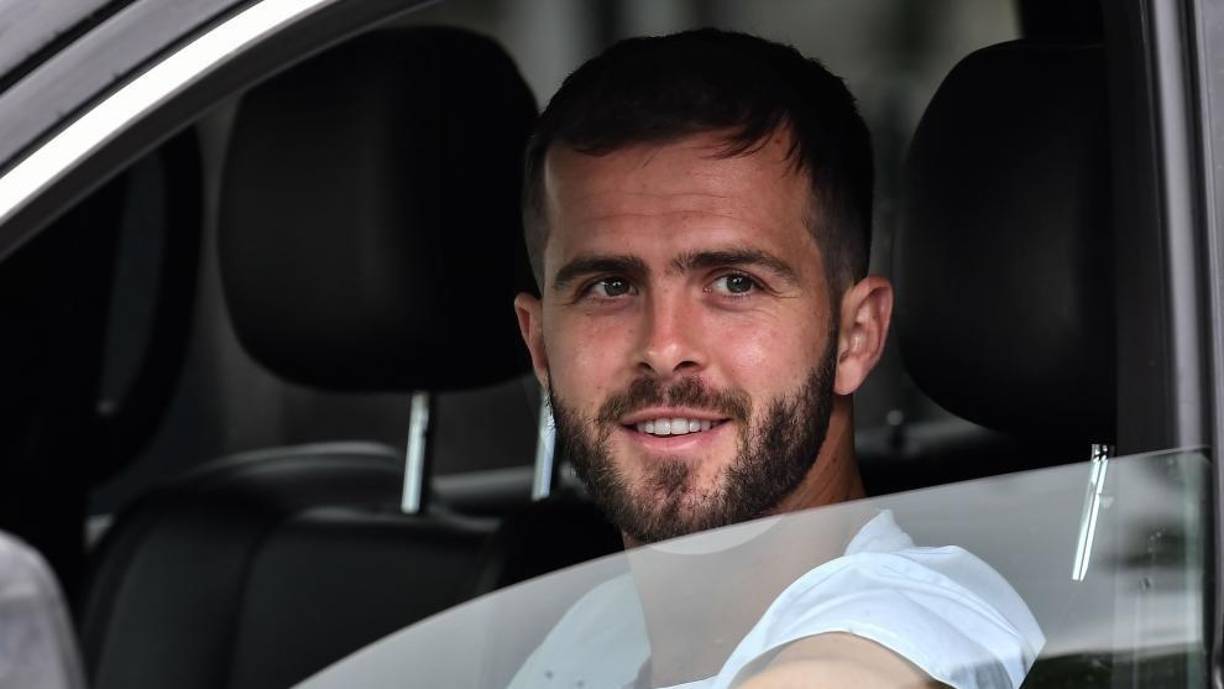 Miralem Pjanić: El centrocampista bosnio es otro de los que aparece en la lista de jugadores que se marcharán del FC Barcelona.
