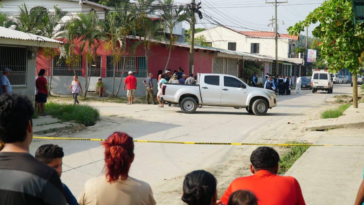 Los cuerpos quedaron ensangrentados y tendidos en la acera de la casa en la cual departían. 