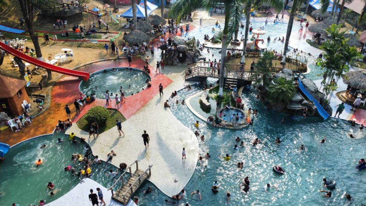 Deslizador gigante, la sensación para veraneantes en El Progreso