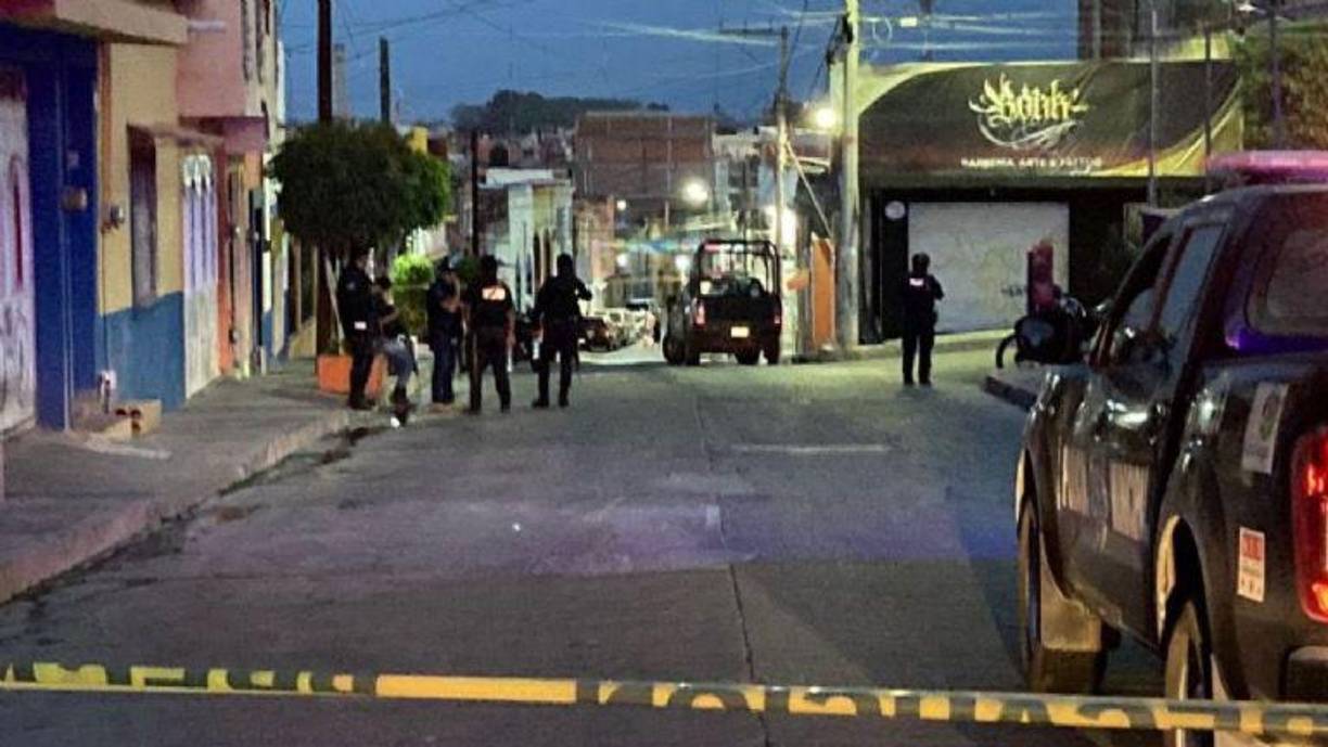 Había iniciado su video en Facebook invitando a sus seguidores a que asistieran a la firma de autógrafos de su colega en la barbería “Arte Bonk”.