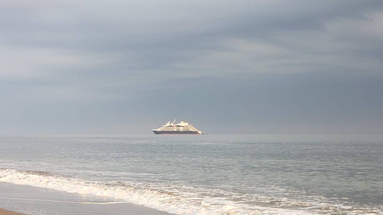 La embarcación de lujo Le Dumont-d’Urville atracó en el Mar Caribe frente a la comunidad de Salado Barra de ahí los pasajeros bajaron en pequeñas embarcaciones hasta la laguna en donde realizaron el tour. Además compartieron con habitantes de la aldea. 