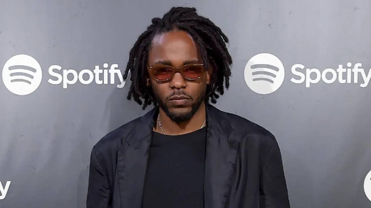 Kendrick Lamar Duckworth vino al mundo el 17 de junio de 1987 en Compton, California (Estados Unidos), en el seno de una familia afroamericana de clase humilde y trabajadora. Hijo de Paula Oliver y Kenny Duckworth, es el mayor de cuatro hermanos.Kendrick creció en un entorno desigual, sacudido por la violencia de las bandas callejeras. Por ejemplo, con cinco años presenció un asesinato. Su familia vivía en casas del plan social Sección 8 y dependían de los programas de asistencia.