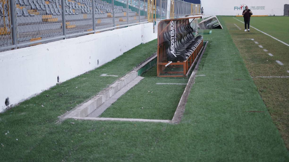 También se extendió cinco metros a los banquillos.