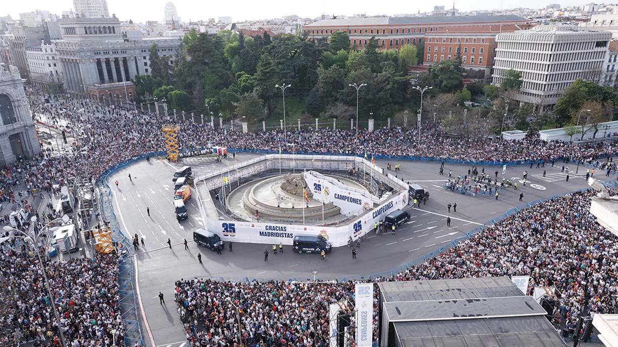 En la plaza Cibeles los seguidores madridistas se aglomeraron nada más concluir el choque contra el Espanyol para celebrar la conquista del título 35 de la Liga Española.