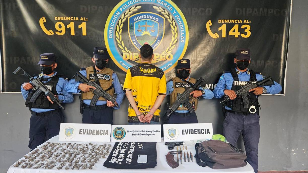 El detenido, identificado como alias “Pecho”, tiene 27 años y, según los investigadores, ha sido miembro activo de la Pandilla 18 durante los últimos ocho años. 
