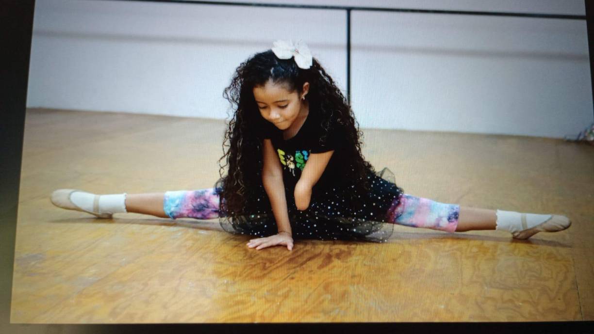 Esta ejemplar niña nació el 29 de octubre de 2014 sin su brazo izquierdo completo, pero ese no ha sido obstáculo para destacar en el estudio y en los deportes.