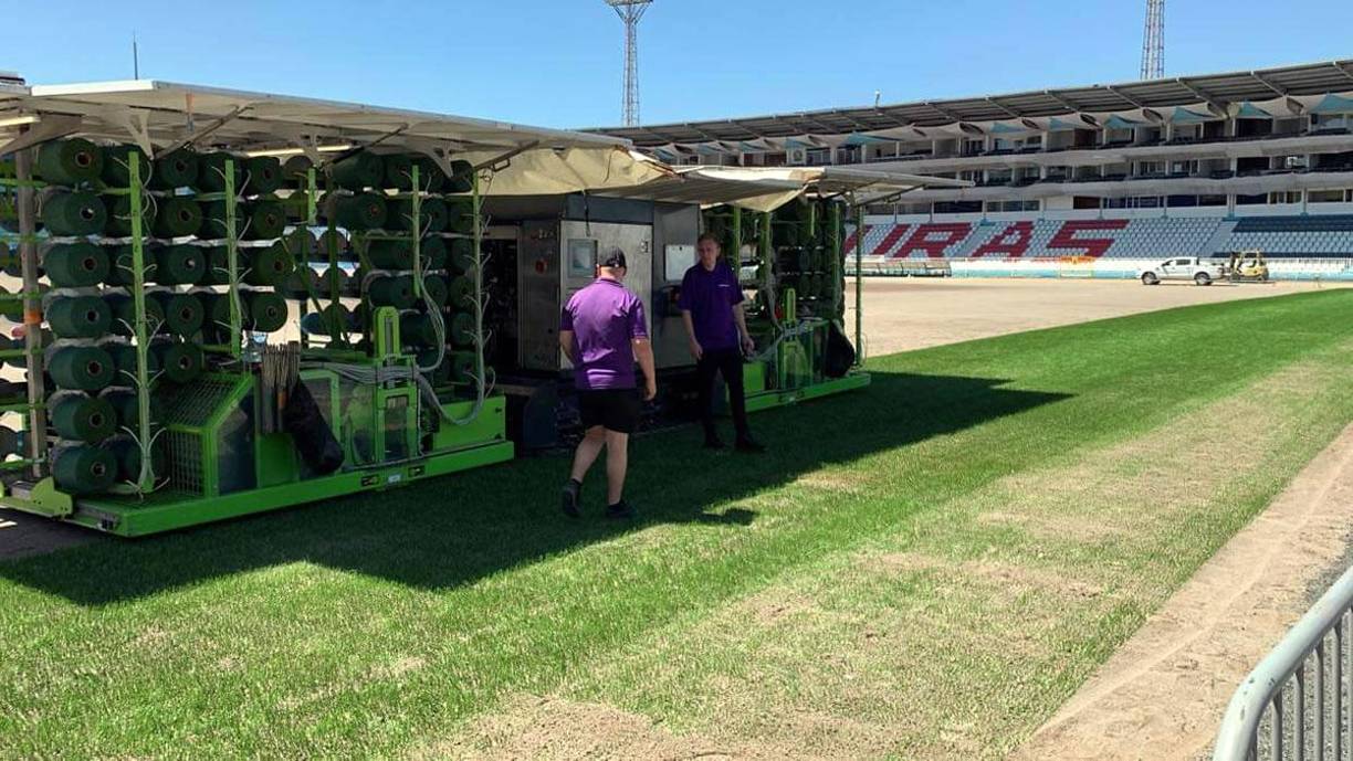 Los trabajos de instalación de la nueva grama sintética del estadio Nacional Chelato Uclés comenzaron el jueves.