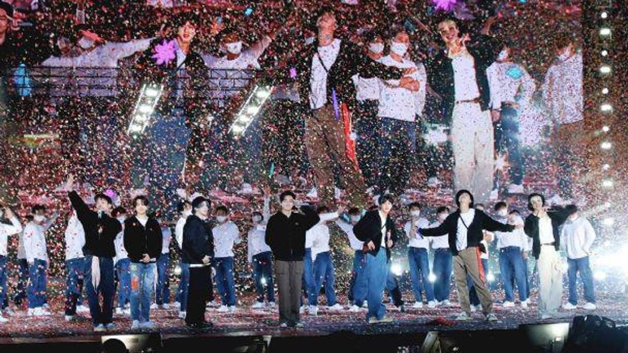 Un ARMY es un fanático de la música de BTS, están pendientes de cada estreno, videos, compran sus nuevos álbumes, y están pendientes de cada una de sus live en redes sociales, en especial de Weverse. La App oficial de BIG HIT y de BTS. Donde los integrantes del grupo KPOP acostumbran interactuar con sus fans. 