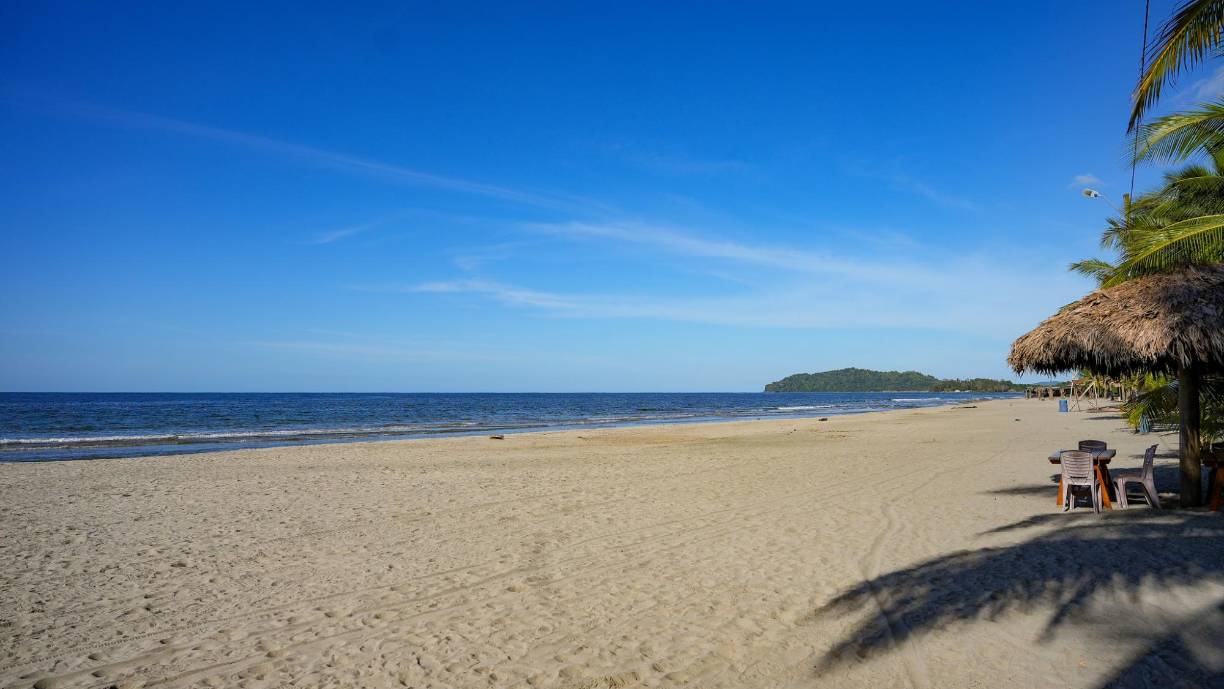 Tela fue fundada por el conquistador español Cristóbal de Olid el 3 de mayo de 1524, con el nombre de Triunfo de la Cruz. Fue la primera población establecida por los españoles en Honduras. Ha sido un centro de comercio, agricultura, turismo y cultura a lo largo de los siglos.