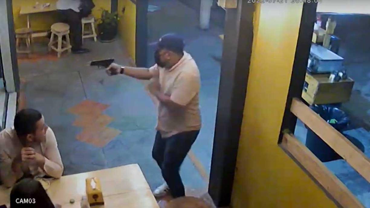 El segundo asalntes es visto por un clinte.