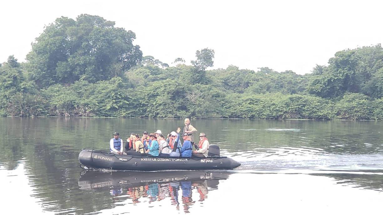 Los cruceristas realizaron un recorrido por el refugio Cuero Y Salado, hogar de una gran diversidad de especies de flora y fauna. Entre las especies animales destacan el manatí antillano, un mamífero acuático en peligro de extinción, caimanes, tortugas marinas, monos aulladores, garzas, tucanes y una variedad de aves acuáticas.