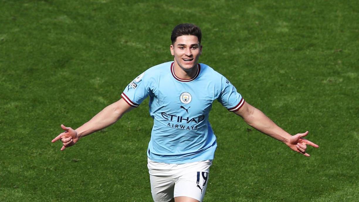 El Bayern Múnich ha apuntado en su agenda de fichajes el nombre de Julián Álvarez. El conjunto alemán ha estado falto de puntería y el diario alemán Bild afirma que el club bávaro ha identificado al delantero argentino del Manchester City, como una más que posible opción de mercado. Vivir a la sombra de Erling Haaland puede ser duro para un futbolista que, habituado a marcar goles, tiene que ver casi todos los partidos desde el banquillo.