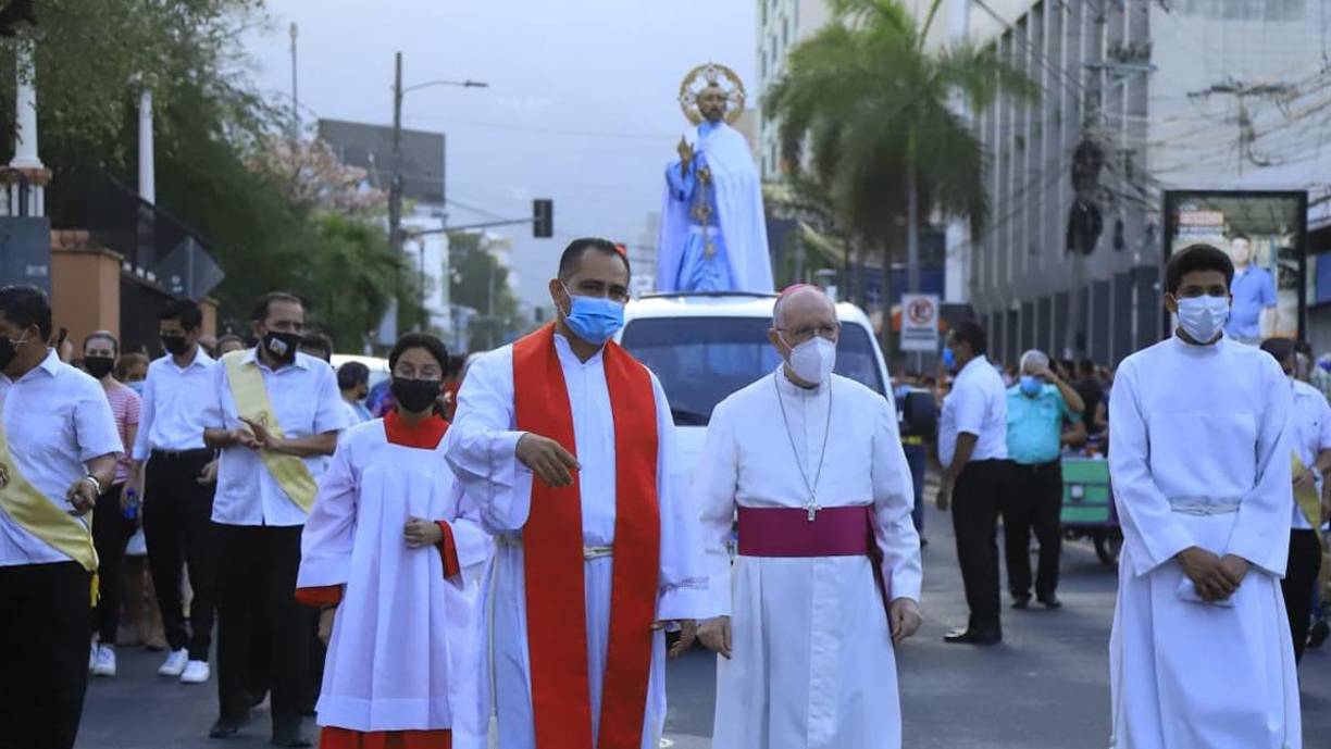 Monseñor Rómulo Emiliani, obispo auxiliar de la Diócesis de San Pedro Sula, acompañó la procesión del Santo Entierro.