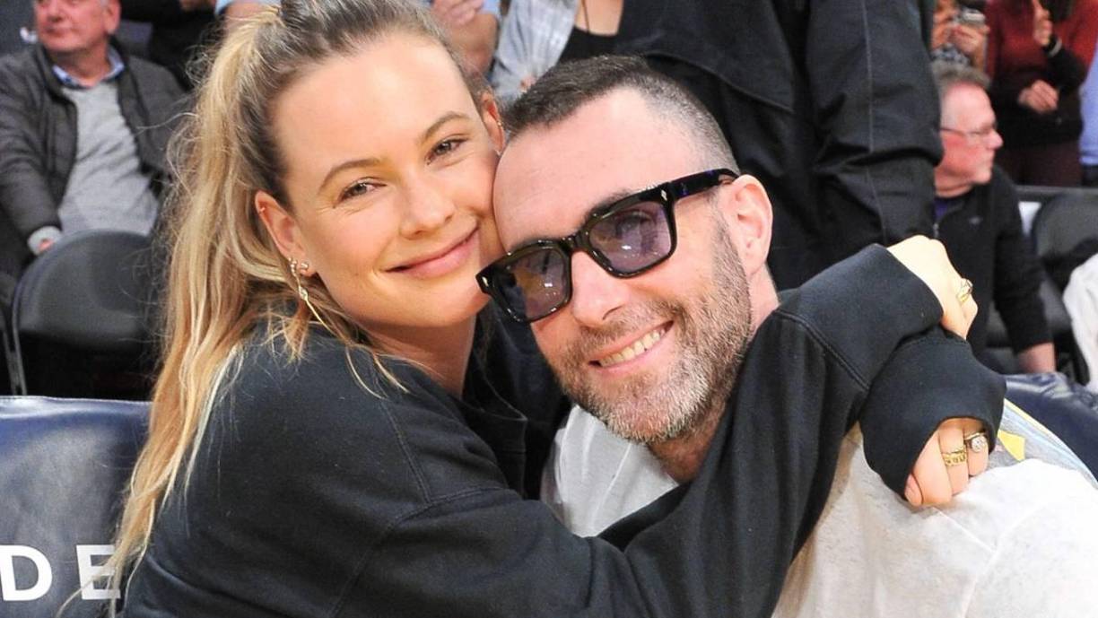 Adam Levine y Behati Prinslo. Apenas unos días después de que la esposa del cantante de Maroon 5 confirmara que esperaba su tercer hijo en septiembre de 2022, la modelo de Instagram Sumner Stroh publicó un video de TikTok afirmando que había tenido una aventura con Levine que duró “alrededor de un año”. El cantante de “Payphone” abordó las acusaciones a través de su historia de Instagram al día siguiente.