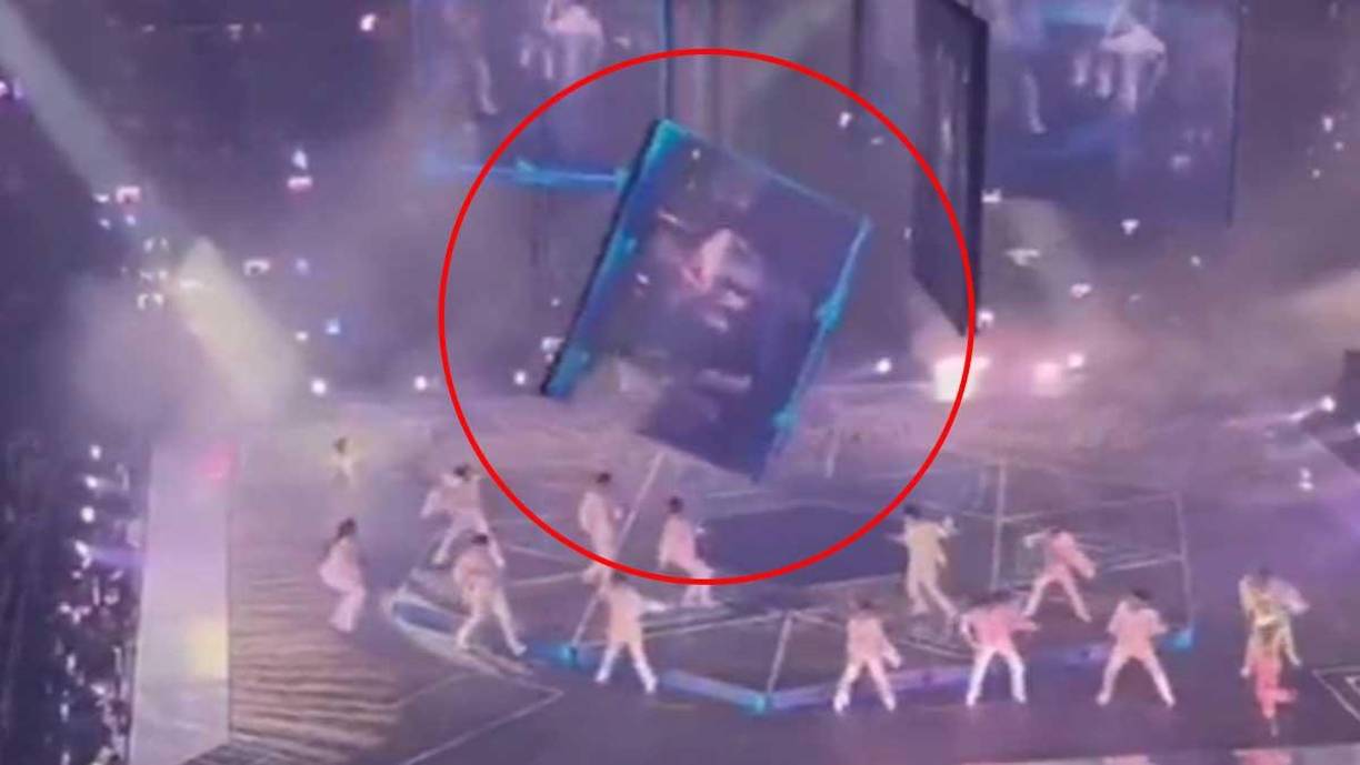 En el video que circula en las redes sociales se observar al grupo musical cantando y bailando, cuando de pronto el monitor impactó en la cabeza de uno de ellos, y entre los gritos de las fans, todos corren a auxiliarlo.