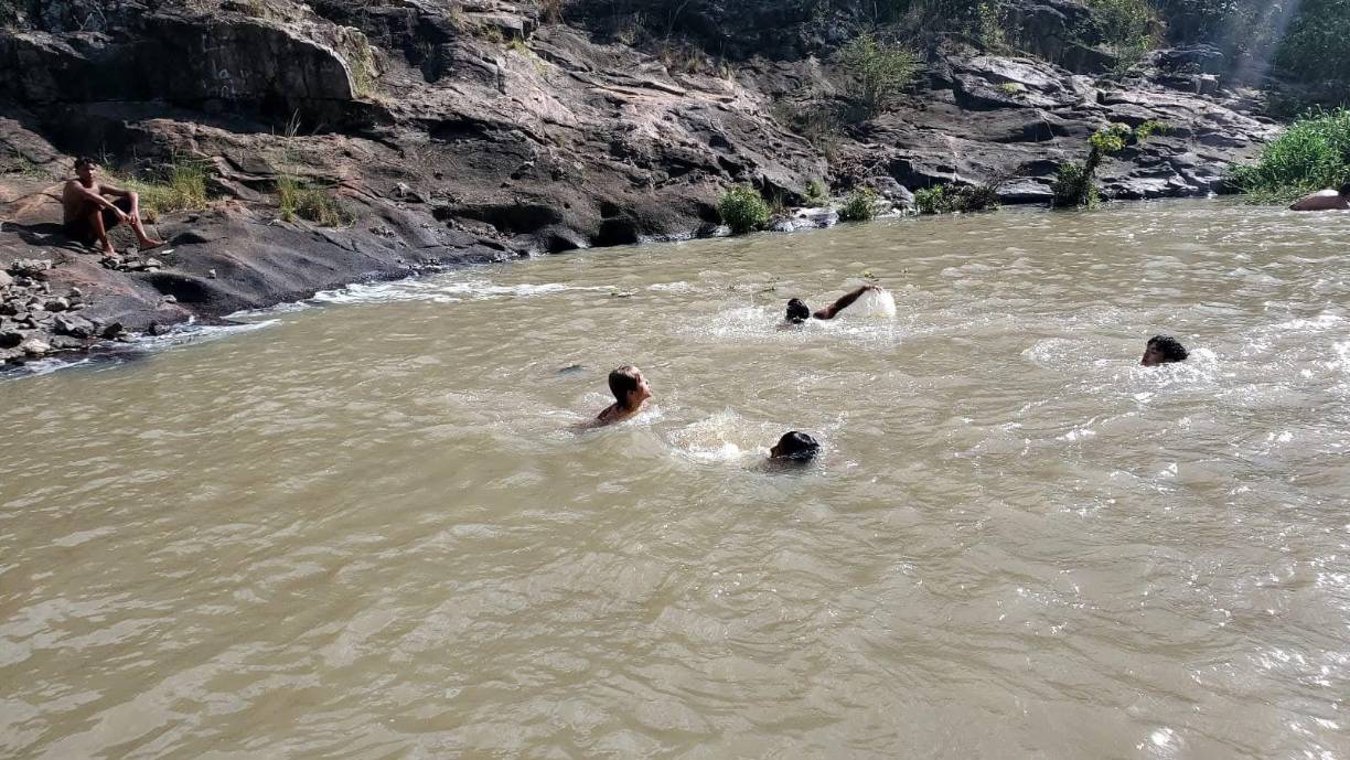 Bomberos y policías se dirigieron al lugar con la esperanza de encontrar vivo al estudiante de décimo grado, pero tras varios minutos de búsqueda el joven fue encontrado sin vida.