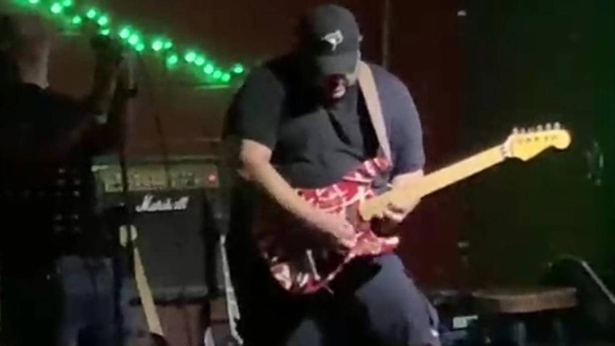 A Guillermo Anderson, quizá el mejor cantautor que ha tenido Honduras, le acompañó en varias giras por Europa, Asia, Estados Unidos y Centroamérica.