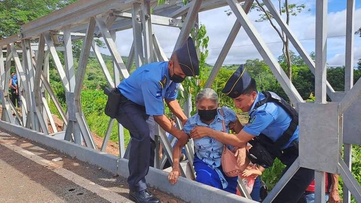 Agentes policiales se han desplazado hasta la zona para asistir a pobladores, entre ellos ancianos y menores. 