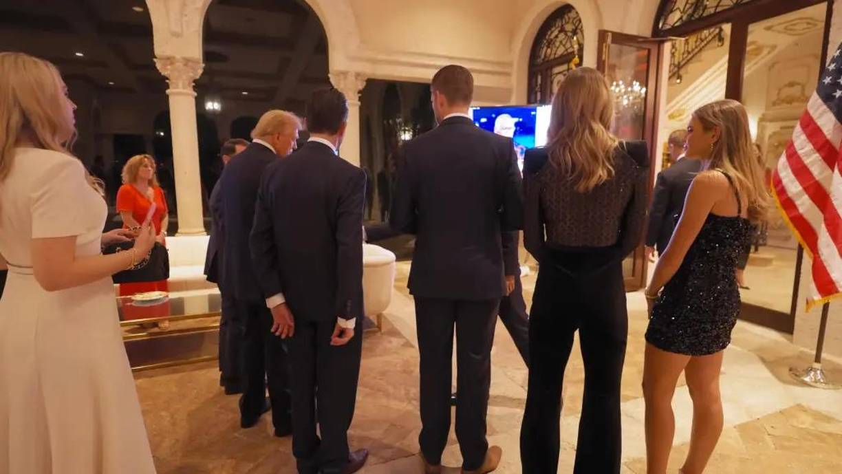 Kai publicó un video en su cuenta de YouTube que mostraba a Trump y sus hijos mayores atentos a las cadenas de televisión estadounidenses que daban las proyecciones electorales.