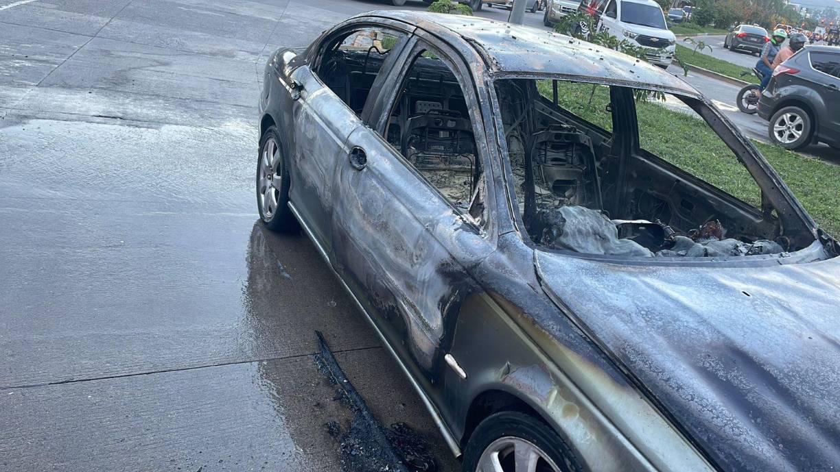 Este lujoso vehículo es un Jaguar X Type, un automóvil de turismo del segmento D producido por el fabricante inglés Jaguar desde 2000 hasta 2009.