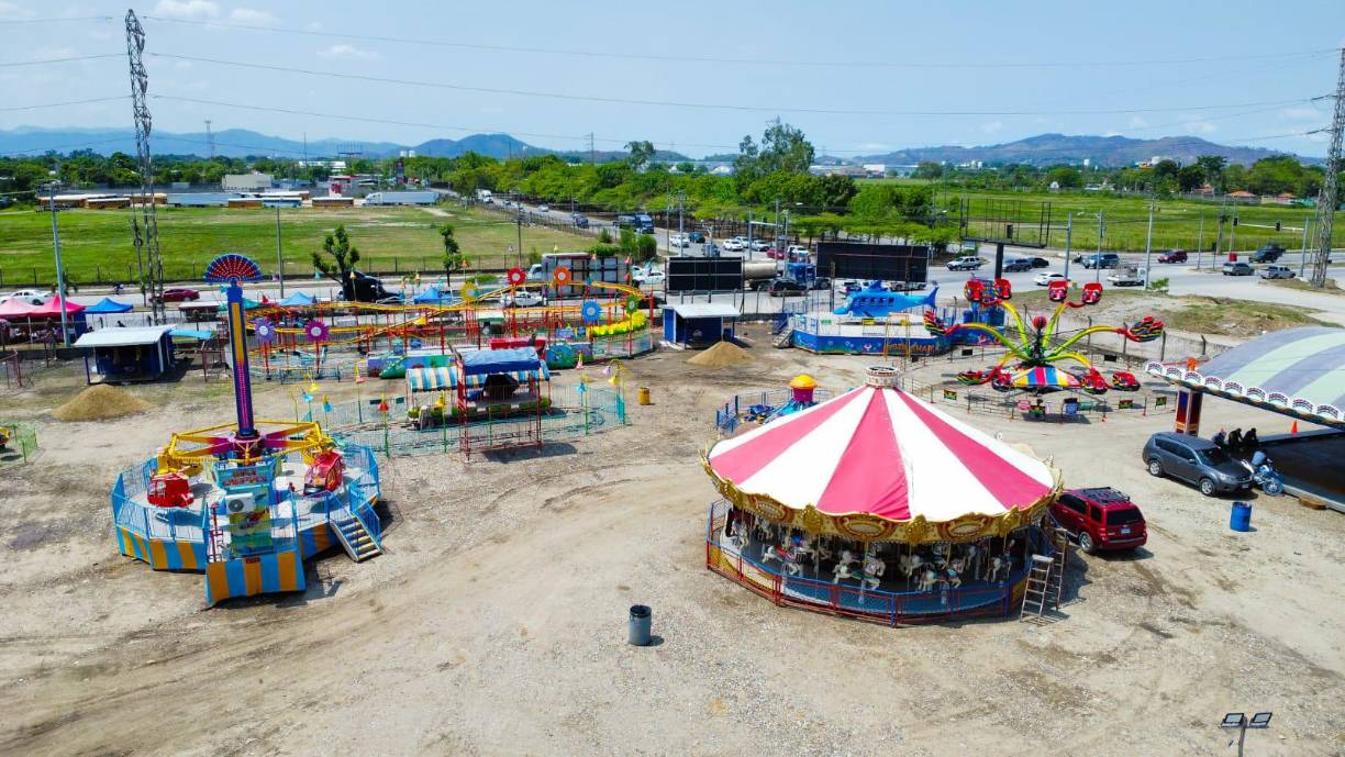 El gusanito, los caballitos, el avioncito, el pulpo y los carritos chocones son los principales atractivos juegos instalados para niños.