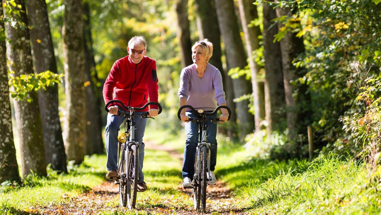 <b>El ejercicio aeróbico</b>, como caminar a paso rápido, correr, nadar o andar en bicicleta, es altamente recomendado por su impacto positivo en la salud del corazón. Entre los principales beneficios se destacan: