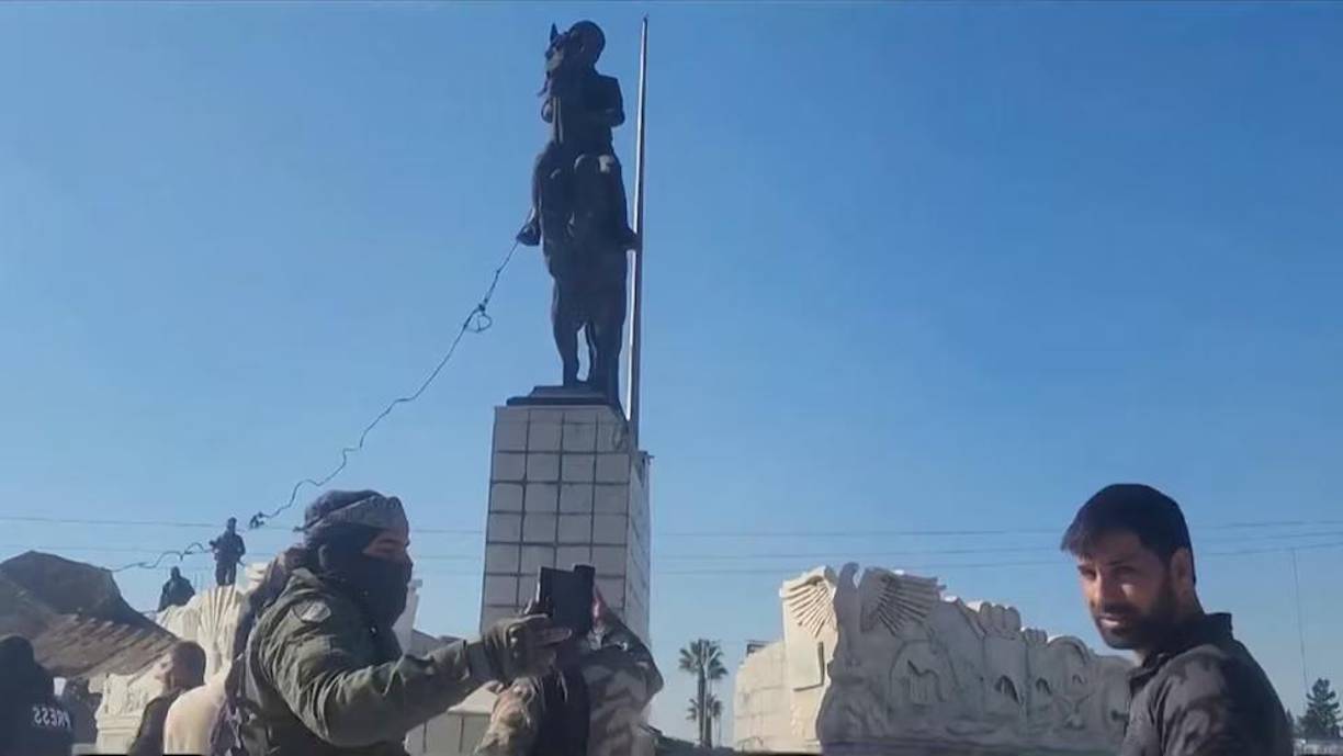 La cobertura aérea proporcionada por Rusia, el principal aliado de Damasco y que interviene en Siria desde 2015, tampoco ha logrado detener de momento el avance de los islamistas, que han tomado el control de Alepo, la segunda ciudad más grande del país árabe y que no presenciaba combates desde 2016.