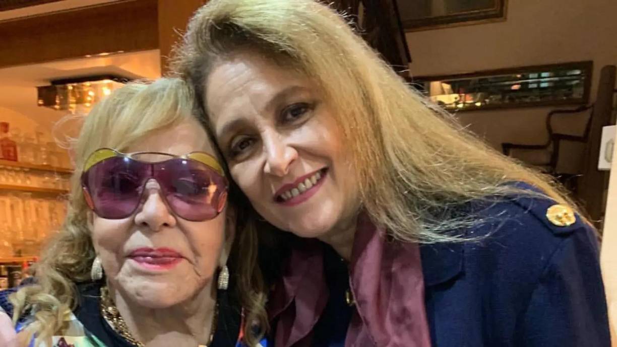 La actriz Daniela Romo se sinceró sobre sus sentimientos tras el fallecimiento de Silvia Pinal, con quien tuvo la oportunidad de trabajar en algunas obras de teatro. “Era fantástica, es lo más fantástico que yo he visto en mi vida. Me siento triste por Sylvia, Alejandra, Luis Enrique, y por toda la gente que la adoraba y la cuidó. Pero sí siento que en el cielo hay una especie de fiesta”, declaró.