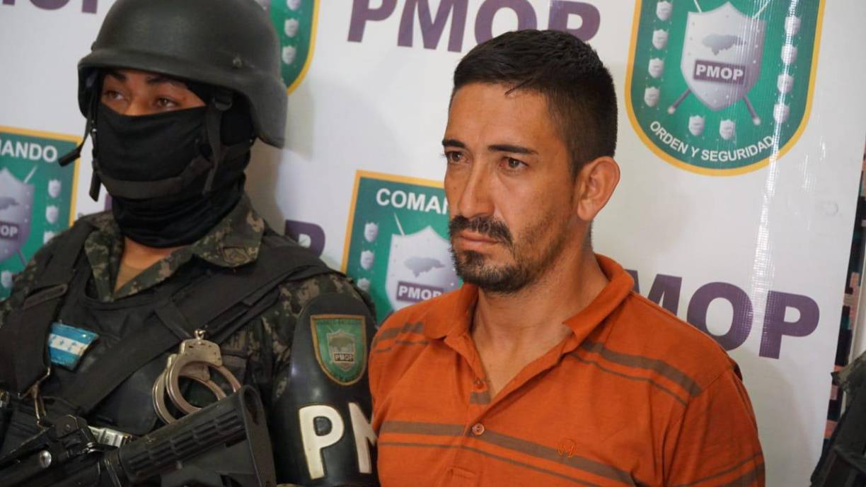 El tercer detenido es José Danilo Deras Castillo, agricultor, originario de la Aldea Corralito Santa Rosa de Copán y residente en la Aldea Trincheras, Santa Rosa de Copán. Miembro activo de la Estructura criminal Los Castillo.Alias JOCHE, Tiene diez (10) años de ser miembro activo de la estructura criminal Tony Castillo, mismo que es sobrino de cabecilla de dicha estructura, el cual se dedica a coordinar actividades ilícitas, en el sector.