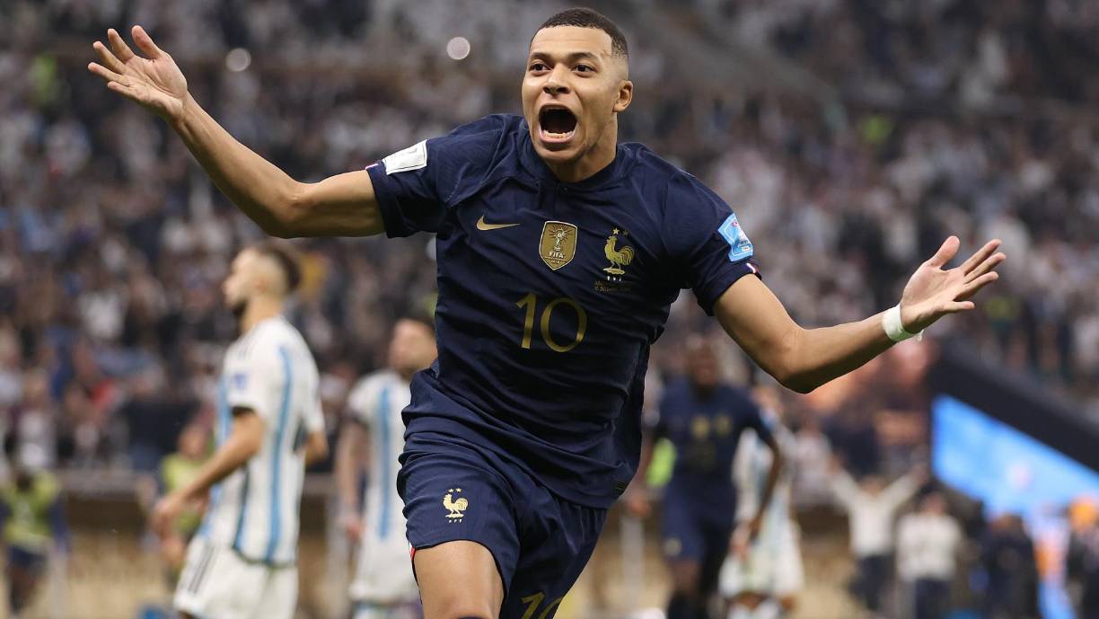 Kylian Mbappé - El goleador del PSG lidera el ataque de su equipo y del 11 ideal de la IFFHS. Tuvo un gran Mundial de Qatar 2022, fue el goleador.