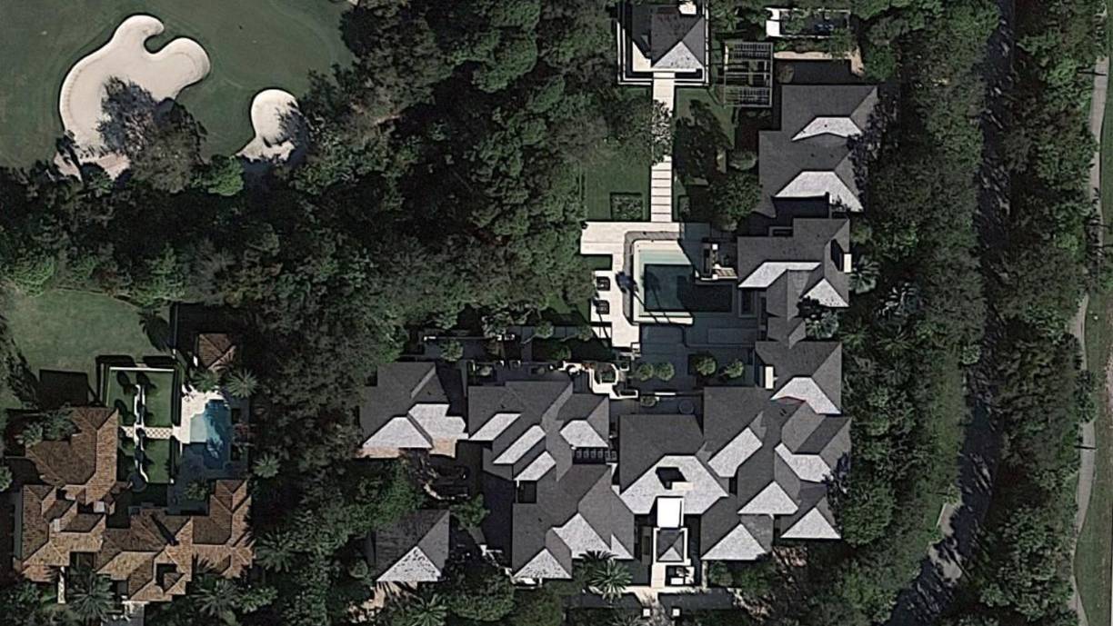 MJ compró los terrenos en la exclusiva zona de Highland Park (a 44 kilómetros de Chicago), en un barrio ubicado en el medio de un bosque. La hizo desde cero, porque quería –como pasó con las otras casas– que cada metro cuadrado se adaptara a sus gustos y necesidades.