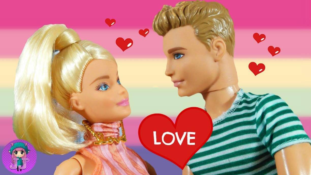 Cabe destacar que John Cena juega un papel secundario en la película de Barbie, pues encarna a un “Kenmaid” , es decir, un Ken sireno o tritón que presumiblemente será el novio de la Barbie Sirena interpretada por Dua Lipa. 
