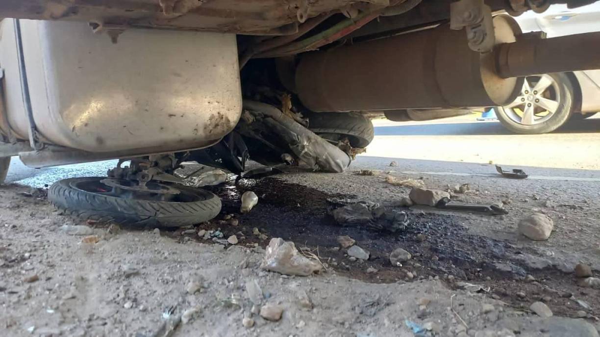 Bajo las llantas del camión, así quedó la motocicleta en la que se trasladaba la familia en la carretera a occidente. 