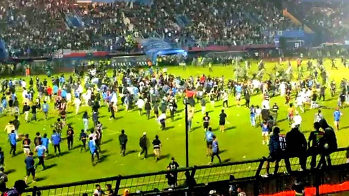 Los hinchas del Arema FC se metieron al campo del estadio Kanjuruhan tras la derrota y se desquitaron su furia en una batalla campal con la policía.