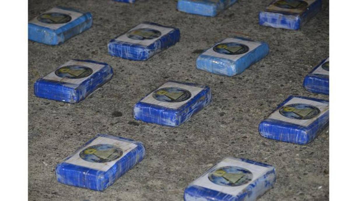 Un cargamento de <b>1.7 toneladas de supuesta cocaína</b> fue decomisado durante un operativo de alto impacto liderado por la Policía Nacional en el departamento de Colón.