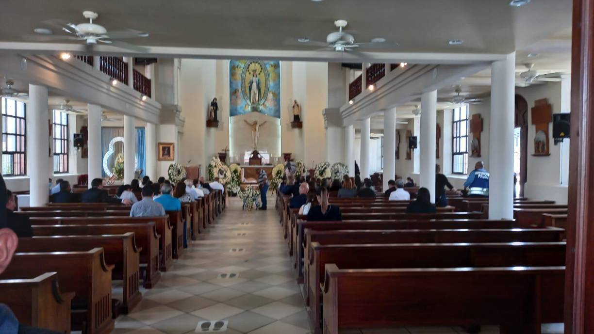 En los alrededores de la iglesia hay un fuerte resguardo policial que no permite el ingreso de los medios de comunicación, debido a que la exprimera dama, ante el dolor por la pérdida, ha pedido respeto y privacidad para despedir a su hijo. 