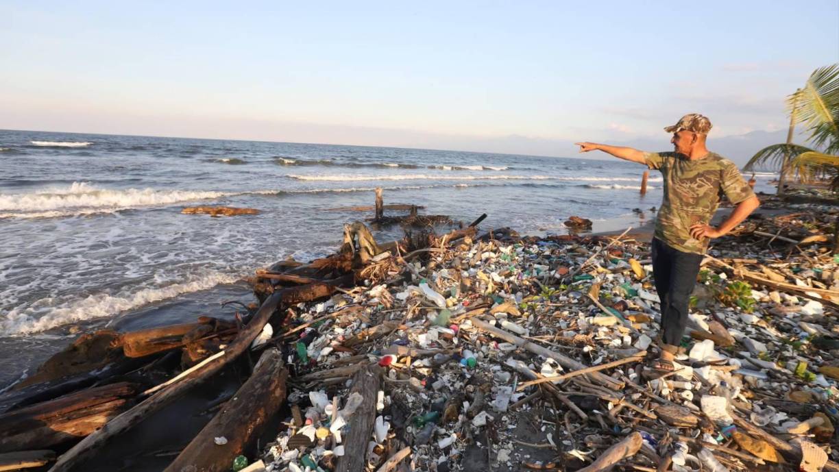 El río Cuyamel cambió el curso de su desembocadura; por otro, el mar se “comió” la comunidad. Allí todos creen que es cuestión de tiempo que todo desaparezca.