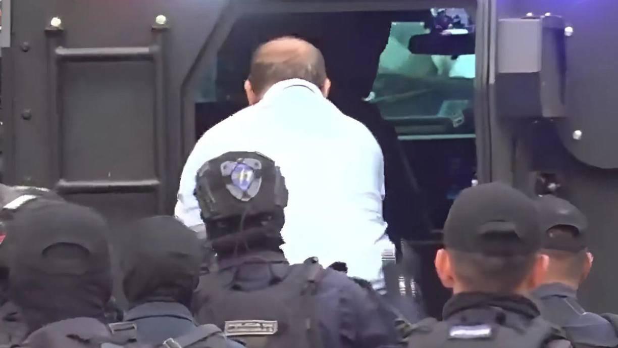 El general, según Espinal, estaba vestido con una camiseta blanca, una gorra del mismo color y un escapulario rojo.